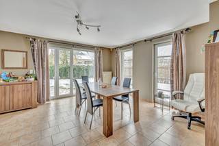 <p>Voor meer info of een bezoek, bel 02 884 23 25: In een doodlopend straatje, op wandelafstand van het centrum van Pamel, vindt u deze <strong>instapklare woning, </strong>gebouwd in <strong>2006</strong>. Dankzij de rustige ligging geniet u hier van privacy en comfort, terwijl winkels, scholen en openbaar vervoer zich toch vlakbij bevinden.</p>
<p>Binnenkomen doe je via de <strong>inkomhal met apart gastentoilet</strong>. De lichtrijke <strong>woonkamer met open, volledig geïnstalleerde keuken</strong> vormt het hart van de woning en sluit mooi aan op de praktische <strong>bergruimte</strong>. De woning beschikt tevens over een <strong>inpandige garage</strong>, ideaal voor extra comfort en opbergruimte. Zowel de binnendeuren in de woning als de trap werden een 2-tal jaar geleden vernieuwd.</p>
<p>Op de bovenverdieping bevinden zich via de <strong>nachthal</strong> drie volwaardige slaapkamers met inbouwkasten (Camber) en een <strong>badkamer uitgerust met zowel een douche als een ligbad</strong>.</p>
<p>De woning is gelegen op een <strong>perceel van 4a 71ca</strong> en beschikt over een gezellige tuin met terras en automatische zonneluifel (van 2024).</p>
<p><strong>Gunstig EPC label B</strong>. Bovendien is de <strong>elektrische installatie conform</strong>. Alarm aanwezig.</p>