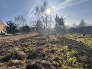 <p><strong>Mooi Zuidelijk georiënteerd perceel, geschikt voor de bouw van een vrijstaande eengezinswoning.</strong> <br /><br />Deze bouwgrond met een totale oppervlakte van 1.112m² is volledig vlak, zonder beplanting en bomen, en is rustig gelegen in een fietsstraat nabij het centrum. <br /><br />Bouw hier uw droomwoning met een bouwdiepte van max 15m op gelijkvloers en 12m op verdieping. Ook kamers onder het dak of een aanbouw met plat dak is toegelaten. Bijgebouw dienstig als tuinberging is toegelaten met een max oppervlakte van 15m² & een max. hoogte van 3m. <br /><br />Bouwrijp verkocht en er is geen bouwverplichting!<br /><br />Bouwvoorschriften beschikbaar en te verkrijgen via ons kantoor.<br />Deze bouwgrond is ideaal voor wie rustig wil wonen met vlotte verbinding naar invalswegen en voorzieningen.</p>
<p>Voor meer informatie of een afspraak gelieve onze vastgoedverantwoordelijke te contacteren op het nummer 016/41 51 51 of mail naar <span>keerbergen@deboerenpartners.be.</span></p>