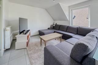 Op zoek naar een eigendom dat <strong>ruimte, rust en comfort</strong> combineert op een gegeerde ligging vlak bij Oudenaarde? Dan is dit stijlvolle duplex appartement in Edelare absoluut het ontdekken waard.<br /><br />In een verzorgde en kleinschalige residentie bevindt zich dit verrassend ruime appartement met een bijzonder aangename indeling en veel natuurlijk licht. De <strong>lichtrijke leefruimte met grote raampartijen</strong> creëert meteen een warm en open gevoel, terwijl de <strong>volledig ingerichte keuken</strong> perfect aansluit op het hedendaagse wooncomfort.<br /><br />Met <strong>drie volwaardige slaapkamers</strong>, waaronder een ruime zolderverdieping die momenteel ingericht is als slaapkamer met bureau, biedt dit appartement uitzonderlijk veel mogelijkheden voor gezinnen, thuiswerkers of wie gewoon extra ruimte wenst.<br />Ook praktisch scoort deze eigendom bijzonder sterk.<br /><br />De <strong>private garage achter het gebouw</strong> — verplicht mee aan te kopen aan €20.000 — vormt een echte meerwaarde en zorgt voor extra comfort en opslagruimte.<br /><br />De <strong>rustige ligging in Edelare, vlak bij Oudenaarde</strong>, combineert een aangename woonomgeving met een <strong>vlotte bereikbaarheid</strong> en alle dagelijkse voorzieningen in de directe omgeving.<br /><br />Een eigendom zoals deze — <strong>ruim, instapklaar en uitstekend gelegen</strong> — komt zelden op de markt.<br /><br /><strong>Interesse? Contacteer Alexander van OC Vastgoed vandaag nog voor een bezoek via 0476 62 30 37 of alexander@ocvastgoed.be.</strong><br /><br />CV: aardgas <br />EPC: 145 kWh/m²jaar (B-label) – Oppervlakte perceel: 777 m<sup>2 </sup>– Bruto vloeroppervlakte: 125 m<sup>2 </sup>volgens het EPC-attest (excl. garage)<br />Stedenbouwkundige inlichtingen: woongebied, bouwvergunning, verkavelingsvergunning, voorkooprecht, geen rechterlijke herstelmaatregel of bestuurlijke maatregel opgelegd.<br />Geen overstromingsgevoelig gebied: P-score: B, G-score: A.<br />Geen renovatieverplichting.