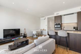Voor meer info en foto’s, surf naar www.swevers.be – Dit instapklare appartement op de tweede verdieping aan de Erasme Ruelensvest 193/2.01 in Leuven biedt 62 m² wooncomfort op een uitstekend bereikbare locatie vlak bij het centrum. De praktische indeling, energiezuinige kenmerken en verzorgde afwerking maken dit een interessante keuze voor wie comfortabel wil wonen zonder grote werken. De lichtrijke leefruimte van 26,57 m² biedt plaats voor een gezellige zit- en eethoek. Aansluitend vindt u een functionele open keuken van 6,75 m², met daarnaast een handige berging met aansluiting voor wasmachine en droogkast. Het appartement beschikt over één ruime slaapkamer van 13,03 m² met airco, ideaal voor extra comfort tijdens warme dagen. Verder zijn er een centraal gelegen badkamer, een apart toilet en een overzichtelijke circulatie zonder verloren ruimte. Ook de airco in de leefruimte en de parlofoon verhogen het dagelijkse gebruiksgemak. De ligging is een absolute troef: Leuven-centrum ligt vlakbij, met restaurants op 160 meter, winkels op 400 meter, ontspanning op 450 meter, scholen op amper 96 meter en openbaar vervoer op ongeveer 400 meter. Dankzij de vlotte verbinding met de snelwegen op 3,3 kilometer is dit appartement ook interessant voor pendelaars. Een comfortabele, instapklare woonst met slimme indeling en topligging in Leuven. Voor meer informatie, bel 011 255 155. Bron bewoonbare oppervlakte: EPC – verslag.