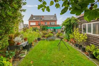 <p>In het hart van Reet, aan de Molenstraat, vindt u deze halfopen woning, perfect voor gezinnen die op zoek zijn naar comfort en ruimte. Het heeft een bewoonbare oppervlakte van 193 vierkante meter op een perceel van maar liefst 1121 vierkante meter. De gunstige ligging zorgt ervoor dat u kunt genieten van een rustige omgeving, terwijl alle belangrijke voorzieningen binnen handbereik zijn. Scholen, winkels en openbaar vervoer (bushaltes) bevinden zich in de nabijheid, als ook de opritten van de E19 en A12 Antwerpen-Brussel. <br /> </p>
<p>De woning, gebouwd in 1964 werd goed onderhouden en gerenoveerd tussen 2003-2024:<br />PVC ramen in 2003, vernieuwde keuken en badkamer in 2008, isolatie van het dak & 12 zonnepanelen in 2016, nieuwe condensatieketel in 2024. <br />Het EPC heeft een zeer goede score: Label B. Er is een grondwaterput in de tuin voor regenwater. Thuisbatterij 5,5 kWh is aanwezig. <br /><br />De indeling omvat: <br />-1: een kelder met kruipkelder<br />GLVL: een inkomhall met ruimte voor vestiaire, een apart gastentoilet, een vernieuwde keuken, een woonkamer, een veranda met lichtkoepel en een berging/wasplaats<br />1e VERDIEP: een nachthall, 3 slaapkamers en een vernieuwde badkamer met toilet<br />2e VERDIEP: een nachthall, een 4e slaapkamer en 2 bergingen.<br /><br />Er is parkeergelegenheid in de achterliggende garage. De achterliggende tuin is zeer groot en aangelegd met een terras van 50m2, verschillende beplantingen en bomen.</p>
<p><br />Met deze woning beschikt u over de perfecte balans tussen ruimte, comfort en een aangename woonomgeving. Heeft u interesse? Neem snel contact met ons op voor een bezichtiging en ontdek wat deze woning allemaal te bieden heeft.</p>