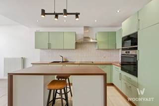 Wil je wonen in het centrum van Zele, in een volledig instapklare en energiezuinige woning? Dan is dit misschien wel jouw nieuwe thuis! <br /><br />Bij het betreden van de woning wordt je verwelkomd in de inkomhal dat voorzien is van een een praktische berging/wasplaats, ideaal voor fietsen en wasmachine/droogkast. Tevens is de inkomhal voorzien van een eerste gastentoilet. <br />Verder bevindt zich de lichtrijke leefruimte met open, volledig uitgeruste keuken welke nog volledig vernieuwd wordt (zie visualisatiefoto). <br /><br />Op de verdieping zijn er 3 ruime slaapkamers en een vernieuwde badkamer voorzien van een inloopdouche, wc en dubbele lavabo.<br /><br />Achteraan geniet je van een gezellige tuin met zonneterras, loungehoek en achteruitweg. <br /><br />Extra troef: de huidige eigenaars huren een garagebox vlakbij, waarvan de huur kan worden overgenomen.<br /><br />Troeven in een notendop: <br />- Volledig instapklaar <br />- 3 slaapkamers<br />- EPC B & conforme elektriciteit<br />- Praktische berging/wasplaats<br />- Gezellige tuin met achteruitweg<br />- Centrale ligging in Zele nabij centrum<br />- Winkels, scholen en openbaar vervoer op wandelafstand<br />- Garagebox vlakbij optioneel over te nemen<br /><br />Bezoekdag zaterdag 17/10/2026 op afspraak!<br /><br />Meer info? Bel Kyan op 0470/35.32.06 of mail naar kyan@woonvast.be.