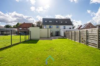 Algemeen<br />Een woning die meteen goed aanvoelt, dat is precies wat je ervaart bij deze verzorgde halfopen bebouwing in het charmante Aarsele. De woning werd in 2025 volledig verbouwd, waarbij hedendaags wooncomfort en kwalitatieve afwerking centraal stonden. Achter de karaktervolle gevel, waar originele deuren met sierlijke mozaïeken details nog een vleugje authenticiteit meegeven, schuilt een eigentijdse gezinswoning waar comfort en hedendaags woonplezier centraal staan. Bovendien woon je hier in een rustige omgeving met het dorpsleven binnen handbereik, terwijl Tielt en de omliggende gemeenten vlot bereikbaar zijn. Ook het station van Aarsele bevindt zich op korte afstand en zorgt voor een extra troef voor wie zich graag met het openbaar vervoer verplaatst.<br /><br />Indeling<br />De inkomhal vormt een verzorgde eerste kennismaking met deze woning en leidt naar de bijzonder aangename leefruimte. Hier trekken de grote raampartijen meteen de aandacht: ze brengen overvloedig daglicht naar binnen en creëren tegelijk een mooie verbinding met het groen buiten. De ruime leefkeuken is voorzien van alle nodige toestellen. De mooie tegelvloer en vloerverwarming zorgen op het gelijkvloers voor een comfortabele basis. Op de verdiepingen bevinden zich maar liefst vier volwaardige slaapkamers. Een absolute blikvanger is de royale zolderkamer van circa 30 m², een veelzijdige ruimte die je volledig naar eigen wensen kunt invullen. Ook de badkamer werd ingericht met oog voor comfort en een tijdloze uitstraling.<br /><br />Varia<br />Naast haar uitstraling overtuigt deze woning ook op technisch vlak. Dankzij ventilatiesysteem D, domotica, videofoon en een energiezuinige installatie geniet je van modern wooncomfort. De regenwaterput van 1.500 liter vormt een bijkomende praktische troef. Ook buiten is het aangenaam vertoeven: de tuin biedt een fijne plek om te ontspannen, terwijl de ruime garage en extra bergruimte zorgen voor een bijzonder handige opslagmogelijkheid.<br /><br />Dankzij de volledige verbouwing in 2025, de aangename lichtinval, de kwalitatieve materialen en de doordachte indeling geniet je hier van een bijzonder instapklare woning. Plan snel een bezoek met Loucka.<br /><br />📞 0469 44 27 57<br />📧 Loucka@gentill.be