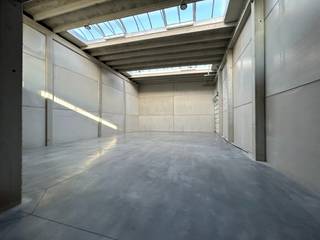 Deze uitstekend gelegen recente KMO-unit op bedrijventerrein De Grote Nest in Evergem biedt een veelzijdige ruimte voor opslag en/of atelieractiviteiten.<br />De loods van 350 m² beschikt over een mezzanine van 72 m² en drie privatieve parkeerplaatsen.<br /><br />Dankzij de ligging op slechts enkele kilometers van de R4 geniet u van een vlotte verbinding richting Zelzate, Gent en de E40/E17.<br /><br />De geïsoleerde loods is opgebouwd uit een betonstructuur met een betonnen dak en betonnen binnen- en buitenwanden.<br />Een vrije hoogte van circa 7 à 8 meter biedt tal van gebruiksmogelijkheden.<br />
<ul>
<li>Twee sectionaalpoorten en een afzonderlijke toegangsdeur</li>
<li>Gepolierde betonvloer</li>
<li>Lichtstraat voor natuurlijke lichtinval</li>
<li>Ledspots</li>
<li>Eigen sanitair</li>
<li>Mezzanine van 72 m²</li>
<li>Beschikbaar vanaf 01/11/2026</li>
</ul>
<br />De huurprijs is exclusief btw, onroerende voorheffing en gemeenschappelijke (50 €/maand) en privatieve kosten.<br />Interesse? Een bezoek is mogelijk op afspraak met Thomas - 0475 32 51 89.