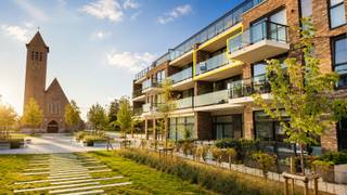 Het appartement maakt deel uit van residentie Brokaat en behoort tot het woonpark 'De Weverij' nabij Aalter Brug, aan het rustig en groen kerkplein. Hedendaagse en hoogwaardige materialen werden gebruikt om het appartementsgebouw te bouwen. Het appartement geeft uit op een mooi aangelegd plein dat je kan bewonderen vanop het zonnig terras!<br /><br />Indeling van het appartement: <br />Inkomhal met gastentoilet en bijhorende ruime berging, lichtrijke leefruimte dat toegang biedt tot het zuid gerichte terras alsook tot de volledig geïnstalleerde keuken, twee noordelijk gerichte slaapkamers en een badkamer.<br /><br />Gemeenschappelijke syndicuskosten bedragen €60/maand.<br />Beschikbaar vanaf 01/11/2026.<br /><br />Oppervlakte appartement: 96,38 m²<br />Oppervlakte Zuid gericht terras: 12,65 m²<br /><br />Contacteer ons snel voor uw bezoek!