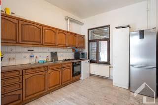 <p><span>Deze ruime woning is gelegen in een leuke, bruisende omgeving nabij Park Spoor Noord. Op wandelafstand van scholen, openbaar vervoer en met een divers internationaal en nationaal winkelaanbod. De woning is momenteel ingedeeld in 3 units dewelke allen verhuurd zijn. Op het gelijkvloers hebben we vooraan een studio ingedeeld als leefruimte met kitchenette, slaapplaats en een badkamer. Achteraan hebben we een tweede studio met tuin ingedeeld met een leefruimte met kitchenette, slaapplaats, badkamer/berging en tuin. Op de eerste verdieping hebben we een ruime keuken, een leefruimte met veel licht en een slaapkamer/bureel. Op de tussenverdieping een ruime op te frissen badkamer. Op de tweede verdieping hebben we nog een 3-tal slaapkamers en een douchekamer. De woning beschikt over een grote kelder verdeeld in verschillende ruimtes en met aparte meters voor gas en elektriciteit. - vergund als een gezinswoning - momenteel ingedeeld als 3 units - mooi huurrendement - kan al dan niet vrij van huur worden opgeleverd - EPC label C - geen renovatieverplichting van toepassing - veel potentieel. Ook overtuigd om een bezoek te plannen? - </span><span>03 645 06 45 |  info@immomk.be</span><span> - ook voor een correcte waardebepaling kan u bij ons terecht. </span></p>