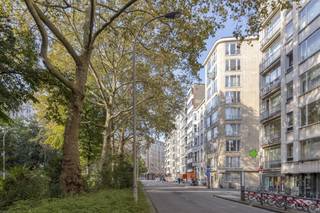 <span><strong>Appartement van ca. 66m² met prachtig zicht over het Stadspark.</strong><br /><br /><strong>Indeling:</strong><br />De inkomhal verleent toegang tot de prachtige leefruimte met <strong>geïnstalleerde open keuken</strong> voorzien van alle comfort! Dankzij de brede raampartijen en zijn hoekligging, geniet het appartement in elke ruimte van <strong>ongezien veel daglicht </strong>en <strong>een mooi uitzicht op het Stadspark</strong>.<br />Achteraan, de slaapkamer met toegang tot de badkamer. De badkamer is voorzien van een inloopdouche, wastafel, toilet en een aansluiting voor een wasmachine/droogkast. Via de badkamer bereikt men het <strong>terrasje</strong>. <br /><br /><strong>Bijzonderheden:</strong><br /><em><b>EPC</b> label <b>D</b>;<br />Elektriciteit <strong>conform;<br />Dak en gevel recent gerenoveerd (2022);</strong><br />Gemeenschappelijke kosten: ca. 100,- EUR per maand [Beheer; blokpolis; verbruik / onderhoud van de gemeenschappelijke delen (incl. lift)]<br />Provisie koud/warm water en verwarming: ca. 170,- à 200,- EUR per maand, sterk afhankelijk van uw verbruik (gebaseerd op verbruik van huurder)</em><br /><strong><br />Ligging:</strong><br />Uiterst centraal gelegen aan het <strong>Stadspark</strong> en op minder dan 10min wandelen van de <strong>Keyserlei en de Meir</strong>. Dichtbij openbaar vervoer, bakkers, supermarkten, apotheek, artsen, scholen, vélostations, scholen en hippe cafeetjes... kortom... <strong>alles op wandelafstand!</strong><br /></span>