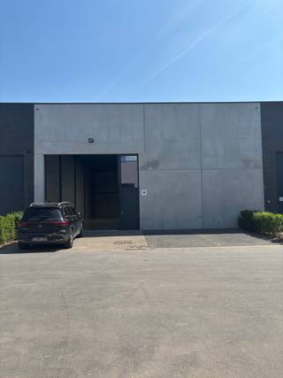 In een rustige, goed bereikbare bedrijvenzone nabij de Brugsestraat te Oostkamp bevindt zich deze instapklare nieuwbouw KMO-unit van 285,39 m²...