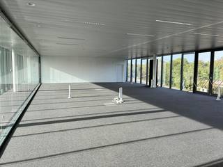 À un endroit parfaitement visible à l'angle du ring de Bruges avec la Baron Ruzettelaan, nous proposons un espace de bureau représentatif dans le centre d'affaires de haute qualité « Katelijnepoort ». Le bureau est situé au troisième et dernier étage de ce complexe moderne de nouvelle construction et a une superficie nette de 327 m². En outre, il existe la possibilité unique de louer le bureau adjacent, ce qui porte la superficie nette totale des bureaux à pas moins de 500 m².<br /><br />Le bâtiment se caractérise par une finition de haute qualité, des techniques avancées et une disposition flexible. La façade est élégamment finie en Azul Bateig (pierre naturelle portugaise) et dispose de vitrages isolants supplémentaires. À l'intérieur, vous pouvez profiter d'un confort de travail optimal grâce à des sols informatiques dotés de dalles de moquette, de plafonds acoustiques et de stores à environnement contrôlé. En termes de gestion et de durabilité, le bâtiment est également tourné vers l'avenir, équipé d'un badge sophistiqué et d'une pyramide à clés, d'une lutte contre les incendies hautement automatisée, d'une récupération des eaux de pluie et d'un système tampon d'eau.<br /><br />L'emplacement garantit non seulement une visibilité maximale le long d'une route d'accès importante, mais également une excellente accessibilité. La gare de Bruges et plusieurs arrêts de bus se trouvent à proximité immédiate, et le centre historique est également accessible à pied.<br /><br />La taxe foncière et une avance sur les frais généraux sont à la charge du locataire.<br /><br />Vous souhaitez implanter votre entreprise dans cet excellent emplacement ? Contactez-nous dès aujourd'hui pour plus d'informations ou pour planifier une visite.