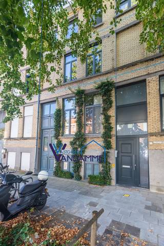 Prachtige burgerwoning met 3 slaapkamers, bureau, badkamer met inloopdouche, volledig ingerichte studio (met keuken en badkamer), Italiaanse tuin, ...(Energielabel B, zonnepanelen, elektriciteit goedgekeurd...)