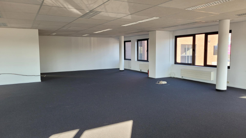 Roeselare, stadsrand: Vlot bereikbare zeer ruime open en lichtrijke kantoorruimte (172m2) met parking aan ring van Roeselare - foto 5