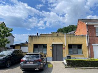 Instapklare gelijkvloerse woning met zuidgerichte tuin, laadpaal en moderne voorzieningenWe betreden deze gezellige gelijkvloerse woning via de...
