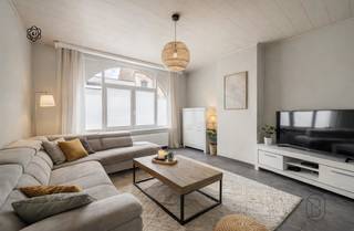 Te koop: instapklare karaktervolle woning met 4 grote slaapkamers en tuin nabij centrum Ronse. <br /><br />Op een centrale ligging nabij het centrum van Ronse, op wandelafstand van scholen en winkels, bevindt zich deze karaktervolle en ruime woning met 4 slaapkamers en een gezellige tuin.<br /><br />Wat maakt dit pand uniek?<br />Op het gelijkvloers kom je binnen via een ruime inkomhal met doorgang naar de trap en leefruimtes. De woning beschikt over een aangename zithoek en een recente, volledig geïnstalleerde keuken met eetplaats, die uitgeeft op het terras en de tuin. Verder zijn er een apart toilet en een praktische berging.Daarnaast is er een kelder voor extra bergruimte.<br />De eerste verdieping omvat twee ruime slaapkamers en een badkamer met inloopdouche, ligbad, dubbele wastafel en toilet. Op de tweede verdieping bevinden zich nog twee extra ruime slaapkamers.<br /><br />Buiten geniet je van een gezellige stadstuin met terras, ideaal om te ontspannen.<br /><br />De woning is uitgerust met centrale verwarming op aardgas, dubbele beglazing en een vernieuwde keuken en badkamer, wat zorgt voor hedendaags wooncomfort.<br />EPC E kan met vrij weinig kosten naar D gebrachte worden, waardoor u daarna vrij bent van renovatieplicht. (simulaties van de EPC deskundige zijn beschikbaar)<br /><br />Voor wie is dit ideaal?<br />Ideaal voor gezinnen of ruimtezoekers die een instapklare woning zoeken op een centrale ligging met voldoende slaapkamers en buitenruimte.<br /><br />Te koop via Immo Beguin, jouw vastgoedexpert sinds 2009, met kantoren in Ronse, Waregem, Kortrijk, Deinze, Doornik en Lessines.<br />Meer info of bezoek via: caroline@immobeguin.be