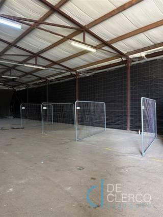 <p><span>Deze loods, gelegen op een privé terrein, is opgedeeld in verschillende compartimenten die kunnen gebruikt worden als opslagruimte of parkeerplaats. De plaatsen hebben elk een breedte van 3m10 met een lengte van 3m50.</span></p><p><span>Het pand is wind-, waterdicht, vorstvrij en volledig verzekerd door de eigenaar. De locatie is ideaal voor het plaatsen van een wagen, oldtimer of simpelweg het stallen van spullen die je niet vaak gebruikt.</span></p><p><span>De maandelijkse huurprijs bedraagt 55 euro per maand en de plaatsen zijn onmiddellijk beschikbaar!</span></p><p><span>Uw contactpersoon is Anais - afspraken kunnen steeds via de website of een mailtje naar anais@vastgoed-dc.be worden vastgelegd. </span></p>