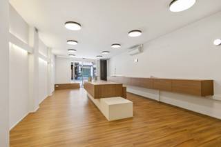 Centraal gelegen handelspand of service kantoor in een recent gerenoveerd gebouw. <br />Alle faciliteiten aanwezig (inkom, winkel of landschaps kantoor, afgesloten kantoor, berging, kitchenette en buitenruimte)<br />totale oppervlakte: 210 m²