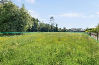 <p><span>Bent u op zoek naar een rustig gelegen bouwgrond waar privacy, natuur en een uitstekende bereikbaarheid samenkomen? Dan is deze uitzonderlijke bouwgrond in Averbode precies wat u zoekt.</span></p><p><span> </span></p><p><span>Deze prachtig gelegen bouwgrond van 15A 51CA bevindt zich achter de woning aan de Westelsebaan 26 en is bereikbaar via een exclusieve privé-oprit van ongeveer 48 meter. Dankzij deze unieke toegang geniet u van een bijzonder rustige en groene woonomgeving, volledig afgeschermd van de straat. De ruime perceeloppervlakte biedt bovendien tal van mogelijkheden om een stijlvolle open bebouwing te realiseren.</span></p><p><span> </span></p><p><span>De ligging vormt een absolute meerwaarde. U woont hier op korte afstand van het centrum van Averbode met winkels, scholen en andere dagelijkse voorzieningen, terwijl u tegelijkertijd kunt genieten van de rust van de natuur. Het prachtige natuurgebied Averbode Bos en Heide ligt op wandelafstand en nodigt uit tot heerlijke wandel- en fietstochten.</span></p><p><span>Ook qua bereikbaarheid scoort deze locatie uitstekend. Het station van Zichem bevindt zich op slechts 1,5km, waardoor u vlot verbinding hebt met de omliggende gemeenten/steden.</span></p><p><span> </span></p><p><span>Wenst u de geldende bouwvoorschriften of het verkavelingsplan te ontvangen? Stuur dan gerust een e-mail naar: kenneth.pollet@vastgoedhuys.be.</span></p><p><span> </span></p><p><span>Grijp deze unieke kans om uw droomwoning te realiseren op een toplocatie waar rust, ruimte en bereikbaarheid perfect in balans zijn.</span></p><p><span> </span></p><p><span>Interesse? Neem vandaag nog contact met ons op voor meer informatie!</span></p>