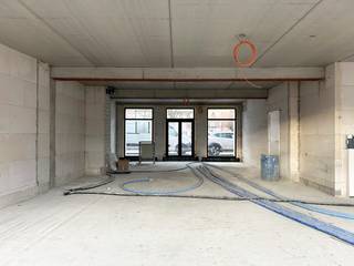 <strong>Casco handelsgelijkvloers met privatieve zuidgeoriënteerd tuin</strong><br /><br />In residentie Marconi, vernoemd naar de uitvinder van de radio en verwijzend naar de elektrozaak die hier gedurende 70 gehuisvest was, kan u op de gelijkvloersverdieping twee casco handelsruimten terugvinden. <br /><br />Deze casco ruimte geniet van een ruime privatieve tuin met terras. <br /><br />Voor meer informatie, aarzel niet ons te contacteren op nummer 03/337.50.70 of surf naar www.vbvastgoed.be/nieuwbouw<br /> 