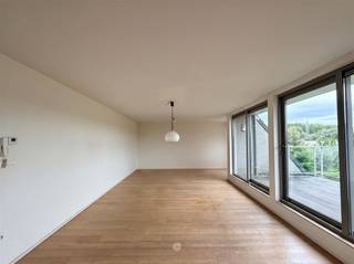 <p><span>DESTELBERGEN </span><span>- Bent u op zoek naar een ruim appartement met groot terras en prachtig uitzicht te Destelbergen?<br />Dan is dit appartement misschien iets voor u.</span></p><p><span> </span></p><p><span>De belangrijkste troeven in een notendop:</span></p><ul><li><span>Energiezuinig appartement (EPC B)</span></li><li><span>Groot en zonnig terras met prachtig uitzicht op de groene velden</span></li><li><span>1 ondergrondse parkeerplaats en 1 bovengrondse staanplaats</span></li><li><span>Extra kelderberging</span></li><li><span>Rustige, groene ligging en toch vlot bereikbaar via E17 en E40</span></li></ul><p><span> </span></p><p><span>Zo ziet het appartement er uit:</span></p><p><span>Inkomhal met toegang tot de berging en apart toilet. Ruime leefruimte met open keuken en voldoende ruimte voor het inrichten van een praktische bureauhoek.<br />Vanuit de leefruimte is er toegang tot het grote zonnige terras met mooi zicht op de omliggende groene velden.<br />Er zijn 2 Slaapkamers en 2 badkamers waarvan 1 ensuite met bad, lavabo en toilet aan de slaapkamer.<br />Daarnaast beschikt het appartement over een kelderberging, 1 ondergrondse staanplaats in de parkeergarage en 1 bovengrondse staanplaats.<br /><br /></span></p><p><span>Belangrijk:</span><span><br />Beschikbaar vanaf 1 oktober 2026<br />Huurprijs € 1300 + € 90 provisie</span></p><p><span>EPC: 183kWh (B)</span></p><p><span> </span></p><p><span>Voor een bezoek ter plaatse, vul zeker het huurdersprofiel in via onze website</span></p>
