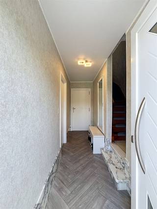 <p><span>Instapklare woning op toplocatie in Roeselare</span></p><p><span>Ruime en lichtrijke gezinswoning op een uitstekende ligging, nabij centrum, handelszaken en belangrijke uitvalswegen.</span></p><p><span>De woning beschikt over een </span><span>oprit voor 2 wagens</span><span>, ruime </span><span>inkomhal</span><span> met </span><span>gastentoilet</span><span>, een lichtrijke </span><span>woonkamer</span><span>, </span><span>keuken</span><span> met extra </span><span>eetruimte</span><span> en aansluitende </span><span>veranda</span><span>. Achteraan geniet je van een </span><span>zuidgerichte tuin met tuinhuis</span><span>.</span></p><p><span>Op de verdieping zijn er </span><span>3 slaapkamers</span><span> en een </span><span>badkamer</span><span>. De vaste trap naar de </span><span>zolder</span><span> biedt mogelijkheid tot het creëren van </span><span>2 extra kamers</span><span>.</span></p><p><span>Verder beschikt de woning over een </span><span>kelder</span><span>, </span><span>rolluiken</span><span>, </span><span>regenput</span><span>, een </span><span>gunstig EPC en conforme elektriciteit</span><span>.</span></p><p><span>Volledig instapklaar en ideaal als gezinswoning! </span></p><p><span> </span></p><p><span> </span></p>