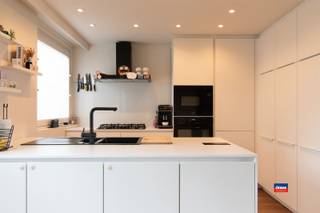 <p><span>HOBOKEN (POLDERSTAD) | INSTAPKLARE HALFOPEN BEL-ETAGE | MET VIER SLAAPKAMERS, OPRIT EN TUIN OP EEN TOTALE GRONDOPPERVLAKTE VAN 299m² | EPC C</span></p><p><span>Indeling als volgt: gelijkvloers: oprit voor drie wagens - inkomhal - gastentoilet - grote slaapkamer (20m²) met zicht op tuin - inpandige garage met automatische sectionaal poort en aansluiting wasmachine en droogkast - grote tuin en extra tuinhuis naast de woning.</span></p><p><span>Eerste verdieping: lichtrijke leefruimte met airco - open, volledig geïnstalleerde keuken - ruim terras (18m²). </span></p><p><span>Tweede verdieping: traphal - technische ruimte - vernieuwde badkamer met ligbad/douche, lavabo en toilet - drie slaapkamers (14,4m², 11,5m² en 5m²).</span></p><p><span> </span></p><p><span>Troeven:</span></p><ul><li><span>badkamer gerenoveerd in 2018</span></li><li><span>keuken gerenoveerd in 2020</span></li><li><span>Elektriciteit conform</span></li><li><span>Asbestveilig</span></li><li><span>EPC-C (206 kWh/m²)</span></li><li><span>Airco (warm/koud) in de woonkamer</span></li></ul><p><span> </span></p><p><span>Deze woning is uitstekend gelegen in een rustige, kindvriendelijke en groene omgeving en bovendien op wandelafstand van het centrum, speeltuin, sportinfrastructuur en natuurgebied.</span></p><p><span>Het openbaar vervoer of zelfs de trein brengt je zo in ‘t Stad, maar ook met de (elektrische) fiets ben je via de mooi aangelegde fietspaden langsheen de Schelde zo op de Grote Markt. </span></p><p><span>Deze woning ligt immers op het kruispunt van verschillende autosnelwegen zodat steden als Brussel en Gent gemakkelijk bereikbaar zijn.</span></p><p><span> </span></p>