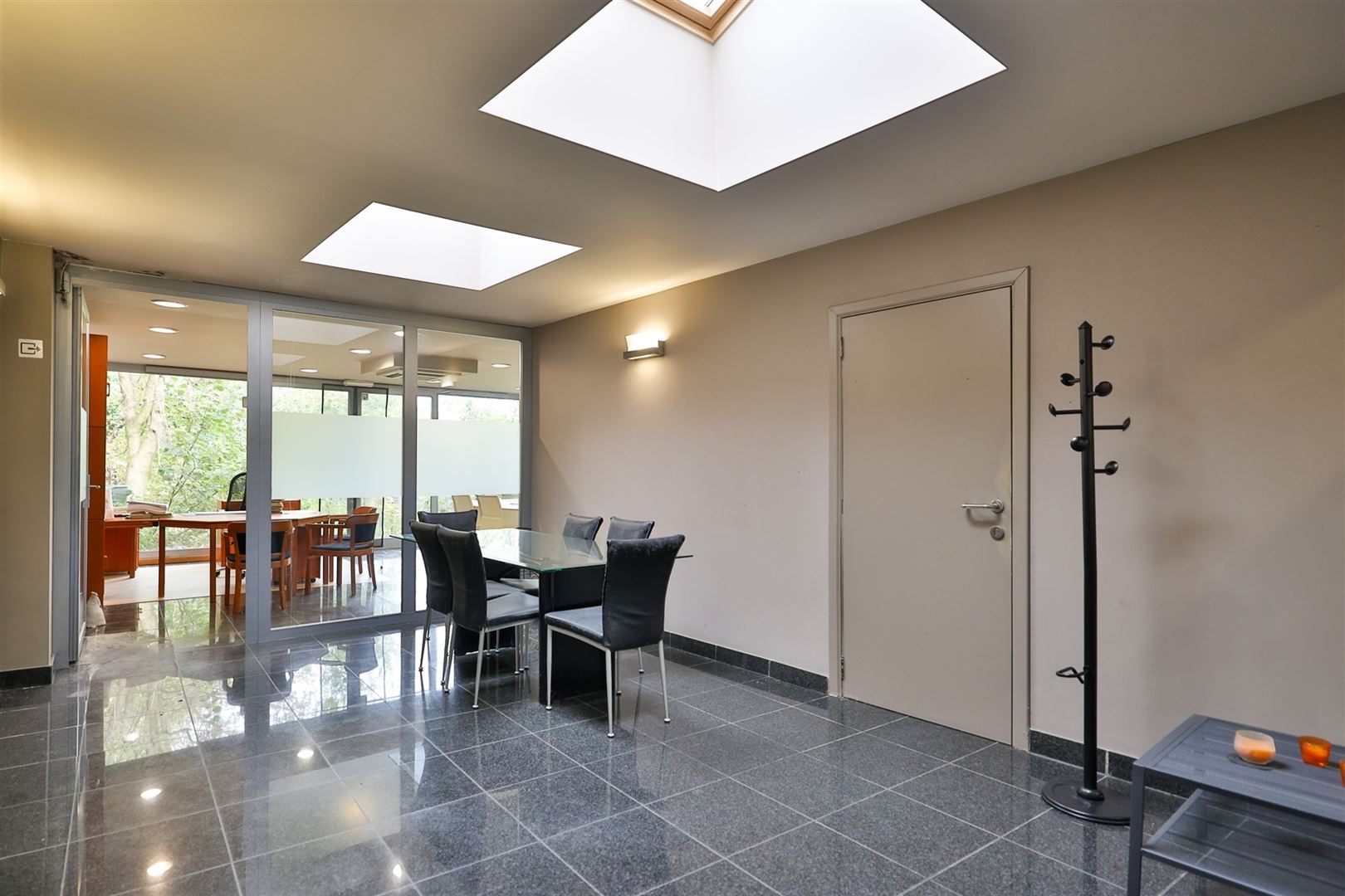 Ruim handelsgelijkvloers met grote tuin in het centrum van Hove - foto 3