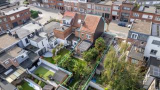 Deze woning is gelegen op twee samengevoegde percelen en biedt met een bewoonbare oppervlakte van ca. 142 m² (excl. kelder en garage) en een...