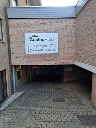 Garagebox 32 op wandelafstand van de Zeedijk in een ondergronds garagecomplex.AFMETINGEN GARAGE:5m28 Diep, 2m75 breed en 2m50 hoogHoogte Inrit...