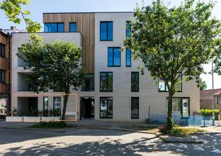 In het hartje van Landen, in onze kleinschalige residentie Gendarmerie, hebben we nog een mooi gelijkvloers appartement te koop! Appartement A001 beschikt over 2 ruime slaapkamers en heeft een aangenaam zuidwestgericht terras. Dit nieuwbouwappartement beschikt over een eigen warmtepomp en PV-panelen om zo uw energiefactuur tot een minimum te beperken. Een groot pluspunt is de centrale ligging in het centrum op wandelafstand van winkels, scholen, horeca, bushaltes, station, oprit E40... Kortom, ideaal als toekomstige woonst of investering (6% BTW mogelijk)! <br /><br />Voor meer informatie ontvangen we u graag ter plaatse of op ons kantoor. Aarzel niet om uw contactgegevens achter te laten of om Elien Mombaerts rechtstreeks te bellen op het nummer 0470/38.21.30.<br />