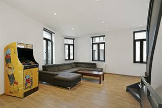 <p><span>Spacious corner house right in downtown.</span></p><p><span>This renovated house radiates space and light!</span></p><p><span>On the first floor you will find the spacious living area with open kitchen.  The many windows are an asset!</span></p><p><span>The modern kitchen is fully equipped with quality appliances and materials.</span></p><p><span>On the second floor you will find two bedrooms and a beautiful bathroom with large shower and double sink.</span></p><p><span>One spacious bedroom gives access to the attic, which has not yet been finished or insulated.</span></p><p><span>On the first floor is a multi-purpose room, which can serve as bedroom, hobby room and/or office.</span></p><p><span>Here is also a second bathroom and second toilet.  You will also find a connection for a washing machine here.</span></p><p><span>Gas heating with a condensing boiler.</span></p><p><span> </span></p>