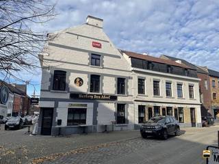 <p><span>Herberg Den Abeel ligt pal in het centrum van Borgloon en heeft een <br />verder af te werken appartement boven de zaak!<br />*GEEN RENOVATIEPLICHT EPC C</span><span><br /><br />Deze gezellige horecazaak ligt midden in het centrum van Borgloon en is uitgerust <br />met een gezellige kroeg en heeft ook een ruime keuken voor de bediening van het<br />restaurant.<br /><br />De gasmeter en de watermeter zijn reeds digitaal. Er is een ontkalker aanwezig.<br /><br />Naar indeling onderscheiden we voor </span><span>de handelszaak</span><span> :<br />inkomhal, verbruikszaal 1, damestoiletten, herentoiletten, verbruikszaal 2, verbruikszaal 3,<br />keuken, kelder van 52,73 m²<br /></span><span><br />Casco appartement</span><span> boven de zaak met veel lichtinval door zijn hoekligging. <br /></span><span>1e verdieping:</span><span> inkomhal :12 m² en salon 36,52 m² ,verder een eetkamer met open keuken <br />van 30 m². </span><span><br />2e verdieping:</span><span> polyvalente ruimte op te splitsen in 3 slaapkamers van 14 m² (totale opp 42 m²), <br />Een kamer van 7.16 m² die kan worden ingericht als badkamer.</span><span><br /><br />Wenst U meer informatie over dit handelspand met casco appartment of een bezichtiging?<br />Contacteer ons via 012 26 22 05 of info@hetimmohuis.be.</span><span> </span></p>