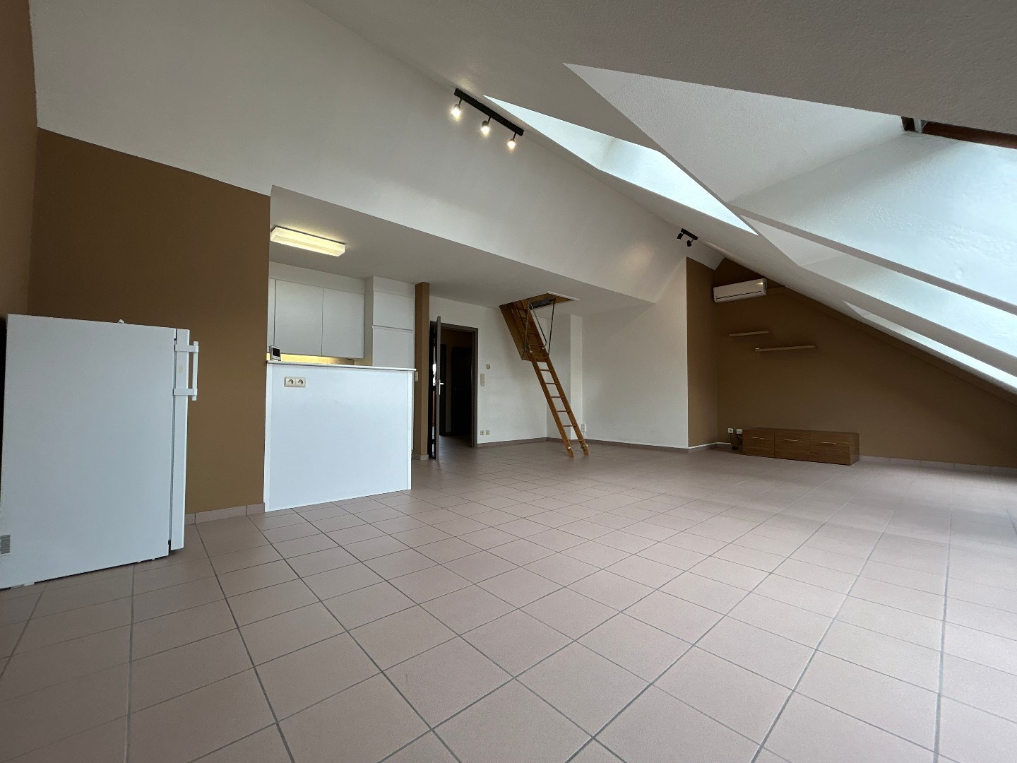 Ruim en lichtrijk dakappartement in Wespelaar centrum - foto 2