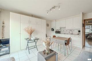 Te koop: Instapklare studio met terras in Residentie Westgolf te Westende. Ontdek deze verzorgde studio op de tweede verdieping van Residentie Westgolf in Westende. De studio beschikt over een lichtrijke woonkamer met open keuken, die uitgeeft op een aangenaam terras waar u heerlijk kunt genieten van de buitenlucht. Verder is er een badkamer met douche. Een privatieve kelderberging zorgt voor extra opbergruimte. Dankzij de praktische indeling is deze studio ideaal als tweede verblijf, investering of compacte vaste woonst. De residentie is rustig gelegen, op korte afstand van het strand, de duinen en het commerciële centrum van Westende. Een uitstekende opportuniteit voor wie zorgeloos wil genieten van de Belgische kust.
