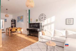 <p><span>ANVERS | APPARTEMENT RÉNOVÉ AU REZ-DE-CHAUSSÉE AVEC JARDIN URBAIN DANS LE CENTRE HISTORIQUE | EPC B |</span></p><p><span>Agencement comme suit : sous-sol : buanderie – atelier – local technique – jardin.</span></p><p><span>Rez-de-chaussée : hall d'entrée – pièce à vivre authentique avec de hauts plafonds – cuisine spacieuse avec vue sur la briqueterie – bureau – salle de bains – terrasse.</span></p><p><span>Premier étage : cage d'escalier - trois chambres spacieuses (25,27 m², 13,45 m² et 11 m²) - salle de bains avec douche et lavabo - WC séparé.</span></p><p><span>Deuxième étage : cage d'escalier – trois chambres spacieuses (17,96 m², 17,43 m² et 17,77 m²) – accès au grenier.</span></p><p><span>Un cadre de vie unique au bord de la Rupel, dans le quartier historique de Noeveren</span></p><p><span>Une demeure de caractère et authentique, aux allures de maison de maître, située dans un cadre vraiment exceptionnel à Noeveren, Boom. Vous vivrez ici littéralement à côté des briqueteries historiques et au bord de la Rupel.</span></p><p><span>Une propriété dotée d’une âme, de charme et d’histoire, où se mêlent éléments authentiques et cadre unique. Une opportunité rare pour ceux qui recherchent une maison de caractère et chargée d’histoire.</span></p><p><span> </span></p><p><span>Atouts : </span></p><ul><li><span>La maison est très bien entretenue et prête à emménager !</span></li><li><span>Petit portillon dans le jardin donnant accès à la briqueterie.</span></li><li><span>Quartier très calme à proximité de la Rupel.</span></li><li><span>Six chambres spacieuses.</span></li><li><span>Possibilité d'acheter en option un double garage.</span></li><li><span>Entrée latérale donnant sur le jardin.</span></li></ul><p><span> </span></p><p><span> </span></p><p><span> </span></p>