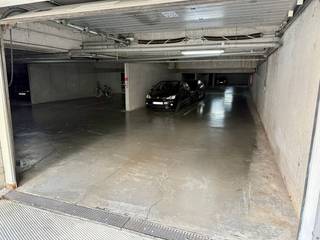 In residentie Hof ten Dries bieden wij 6 ondergrondse autostaanplaatsen te koop aan. Gelegen op een strategische locatie vlak bij de snelwegen...