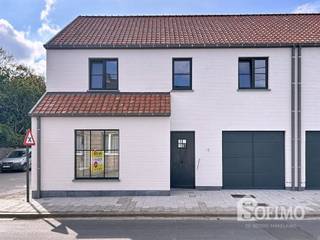 <h1><span>Instapklare nieuwbouwwoning in charmant Oostvleteren energiezuinig wonen in een tijdloze pastorijstijl</span></h1><h1><span>Ontdek deze volledig afgewerkte nieuwbouwwoning, rustig gelegen in het landelijke Oostvleteren. Deze kwalitatieve woning combineert een tijdloze pastorijstijl met hedendaags wooncomfort en een energiezuinige afwerking.</span></h1><h1><span>Indeling</span></h1><h1><span>Gelijkvloers:</span><span><br />Ruime inkomhal met gastentoilet, lichtrijke leefruimte met open keuken, praktische berging onder de trap en een inpandige garage met sectionale poort en rechtstreekse toegang tot de westgerichte tuin.</span></h1><h1><span> </span></h1><h1><span>Eerste verdieping:</span><span><br />Nachthal, drie volwaardige slaapkamers, stijlvolle badkamer uitgerust met douche en dubbele lavabo, apart toilet en een extra berging/technische ruimte.</span></h1><h1><span> </span></h1><h1><span>Zolder:</span><span><br />Praktische stockagezolder, bereikbaar via een uitschuifbare zoldertrap.</span></h1><h1><span> </span></h1><h1><span>Buiten:</span><span><br />Volledig aangelegde, westgerichte tuin met zijpoortje, ideaal om optimaal van de namiddag- en avondzon te genieten.</span></h1><h1><span> </span></h1><h1><span>Troeven</span></h1><ul><li><span>Volledig instapklaar en kwalitatief afgewerkt</span></li><li><span>Energiezuinig dankzij zonnepanelen en ventilatiesysteem D</span></li><li><span>Tijdloze architectuur in pastorijstijl</span></li><li><span>Rustige, landelijke ligging</span></li><li><span>Regenwaterput van 5.000 liter</span></li><li><span>Kwalitatieve en duurzame materialen</span></li><li><span>Mogelijkheid tot aankoop aan 6% btw</span><span> (mits voldoen aan de wettelijke voorwaarden)</span></li></ul>