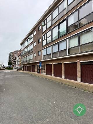 Deze charmante studio is gelegen in het bruisende Middelkerke en is ideaal voor wie op zoek is naar een gezellige thuis of tweede verblijf met alle nodige voorzieningen. De studio is gelegen op de 3de verdieping en is bereikbaar via de lift of trap.<br /><br />Indeling: woonkamer met open keuken, badkamer, toilet, berging - gemeenschappelijke fietsenberging.<br /><br />De ligging is ideaal, op wandelafstand van het strand en de zee, maar ook dichtbij winkels, restaurants en openbaar vervoer. Met een mooi open zicht op het Normandpark en bijna heel de dag zon kan je volop genieten. Het is de perfecte uitvalsbasis om te genieten van al het moois dat Middelkerke te bieden heeft.