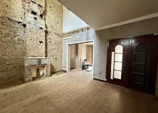 Op zoek naar een renovatieproject met potentieel op een uitstekende locatie? Deze rijwoning is gelegen in een rustige straat in Kessel-Lo, op korte afstand van Leuven en met een vlotte bereikbaarheid van winkels, scholen, openbaar vervoer en belangrijke invalswegen.<br />De woning dient volledig gerenoveerd te worden, maar biedt dankzij de indeling, de aangename tuin en de mogelijkheden tot uitbreiding een uitstekende basis voor wie op zoek is naar een woning die volledig naar eigen smaak kan worden ingericht.<br />Op het gelijkvloers beschikt de woning over een inkomhal met trap, een woon- en eetkamer, een polyvalente ruimte, een badkamer met toilet, een zithoek met toegang tot de tuin, een apart toilet en een keuken.<br />Op de eerste verdieping bevindt zich momenteel één slaapkamer. Mits de nodige structurele werken bestaat hier de mogelijkheid om een tweede en zelfs een derde slaapkamer te creëren.<br />De vaste trap naar de zolderverdieping leidt naar een ruime zolderkamer die zich uitstekend leent als grote slaapkamer of polyvalente ruimte.<br />Achteraan geniet de woning bovendien van een gezellig tuintje, een aangename extra troef in deze gegeerde omgeving.<br />Een interessante renovatiekans voor wie op zoek is naar een woning met karakter, mogelijkheden en een uitstekende ligging in Kessel-Lo.