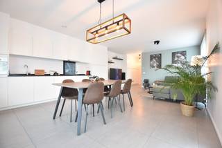 Gelieve u uitsluitend aan te melden via mijn huurdersprofiel met de link = https://immogoffin.mijnhuurprofiel.be/property/0cbf4327-6fda-4a1b-ade4-bb88ca2e68f7<br />Dit recente en knap afgewerkte appartement met een bewoonbare oppervlakte van 100,55 m² is gelegen op de tweede verdieping in een kleinschalige residentie in hartje Hoeselt. Vlak voor de deur treft men het gezellige dorpsplein, met daarrond onder meer twee warme bakkers, een apotheek, een kwaliteitsslager en een aantal leuke eetzaakjes,… Verschillende supermarkten liggen hier vlakbij. Het centrum van Bilzen ligt op slechts een viertal kilometer. Omliggende steden zoals Hasselt en Tongeren, zijn vlot bereikbaar met de oprit van de E313 op slechts anderhalve kilometer. Ondanks deze centrale ligging, zal het in dit appartement aangenaam en rustig om wonen zijn.<br /><br />Deze kleinschalige residentie met een moderne, frisse uitstraling omvat slechts één handelspand (bankkantoor) op het gelijkvloers en 2 woonappartementen op de eerste en tweede verdieping. Bijgevolg blijven de gemeenschappelijke onkosten hier voor de huurder zeer beperkt. <br />Bij de oprichting van het gebouw en de inrichting van het appartement, werd veel aandacht geschonken aan wooncomfort en een degelijke kwaliteitsvolle afwerking. Het appartement wordt instap-klaar en zeer netjes ter beschikking van de huurder gesteld, met inbegrip van verschillende verlichtingsarmaturen en de aanwezige jaloezieën in de leefruimtes. Het EPC van dit eigendom heeft een gunstige score van 110 kWh/m² pj, label B, onder meer te danken aan uitstekende isolatie en vloerverwarming in het hele appartement. <br /><br />OMSCHRIJVING / INDELING:<br />-Op het gelijkvloers: <br />gemeenschappelijke inkom met trap naar de verdiepingen<br />-Op de tweede verdieping: <br />inkomhal met gastentoilet en bergruimte/vestiairekast. Verderop in deze hal werd de volledige wand bemeubeld met strakke plafondhoge inbouwkasten, doorgetrokken naar de volledige woonkamer en overlopend in de netjes afgewerkte keuken. Dit mooie meubel geeft onmiddellijk een stijlvolle uitstraling en omvat een ruime kast die dienst kan doen als kleerkast of opbergruimte en een TV-meubel met opberglades. De open keuken is van zeer degelijke kwaliteit, met composieten werkblad, combi-oven, vaatwasser, frigo en grote diepvries. Door de ligging van het appartement op de hoek met grote ramen in voor en zijgevels ervaart men een aangename lichtinval. Het deels overdekte terras - met mooi zicht over het volledige dorpsplein en verder - is zijdelings gericht naar het zuiden en verder naar het westen, zodat men hier van in de namiddag tot in de avond kan genieten van de zon. <br />Verder vindt men nog een degelijke eerste slaapkamer met rolluiken, een tweede slaapkamer die ook dienst kan doen als bureel, en de badkamer met douche, meubel en handige aanpalende berging met wasplaats. <br /><br /><br />Gezien deze centrale ligging is er voldoende gratis en onbeperkte parkeergelegenheid op en rond het dorpsplein.<br /><br />Dit mooie, lichtrijke appartement zal een interessant aanbod zijn voor wie graag ruim, mooi, modern en comfortabel wil wonen, in een gemoedelijke gemeente zoals Hoeselt, centraal gelegen met alles wat men nodig heeft vlakbij, en met vlotte toegang tot omliggende steden zoals Hasselt, Bilzen, Tongeren,..<br /><br />Zeer lage algemene onkosten, beperkt tot een éénmalige jaarlijkse afrekening van het aandeel van de huurder in het elektriciteitsverbruik van de gemeenschappelijke delen en de kosten voor onderhoud van brandblussers en noodverlichting. <br /><br />Vrij vanaf 01.09.2026