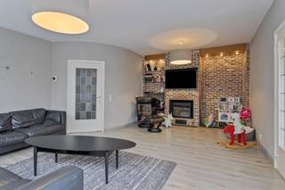 Op een perceel van ca. 671 m² presenteren wij een uitzonderlijke eigendom die wonen en werken op een unieke manier combineert. U beschikt hier over een ruime gezinswoning van ca. 169 m² én een modern magazijn van ca. 145 m² (2016), strategisch gelegen en zowel via de voor- als achterzijde vlot bereikbaar.De woning is technisch volledig conform: een goedgekeurde keuring, een gunstig EPC en een instapklare staat verzekeren u een zorgeloze aankoop.Indeling van de eigendom:Gelijkvloerse verdieping:- inkomhal met gastentoilet - aparte bureauruimte/speelkamer/slaapkamer/...- ruime leefruimte - ingerichte keuken met zicht op de tuin- garage en bergruimte achteraan het perceel- achterliggend magazijn van ca. 145 m², ideaal voor zelfstandigen of opslagEerste verdieping:- ingerichte badkamer- 3 slaapkamersEen verzorgde gezinswoning met modern magazijn, perfect voor wie wonen en werken wil verenigen.Wenst u meer informatie over deze woning of wenst u een bezoek ter plaatse? Contacteer Yoshi Vandeginste (0474 49 50 38 - yoshi.vandeginste@dewaele.com)