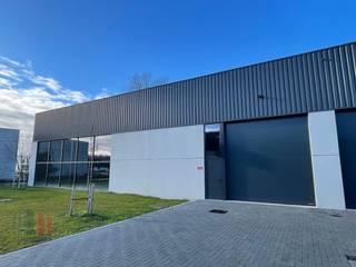 Nieuwe KMO-unit met een oppervlakte van 695 m² in combinatie met 4 privatieve parkeerplaatsen. De casco magazijnruimte is opgebouwd uit...