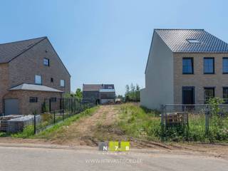 <strong>PERCEEL BOUWGROND VOOR HALFOPEN BEBOUWING OP EEN PERCEEL VAN 4A83CA TE DILSEN-STOKKEM.</strong><br /><br />Bent u op zoek naar de ideale locatie om uw droomwoning te realiseren? Dan is deze bouwgrond voor halfopen bebouwing aan de Heirstraat 84 in Dilsen-Stokkem beslist een bezoek waard. Met een perceeloppervlakte van 4a83ca biedt deze bouwgrond de perfecte basis voor het realiseren van een comfortabele gezinswoning. De bestemming voor halfopen bebouwing combineert de voordelen van een ruime woning met een efficiënte benutting van het perceel, waardoor u kunt genieten van zowel wooncomfort als een aangename buitenruimte.<br /><br /><strong>TROEVEN</strong><br />✔ Perceel van 483m² voor halfopen bebouwing.<br />✔ Gelegen in een aangename en residentiële woonomgeving.<br />✔ Ideale bouwgrond voor het realiseren van een hedendaagse gezinswoning.<br />✔ Goede bereikbaarheid richting het centrum van Dilsen-Stokkem.<br />✔ Vlotte verbinding naar Maasmechelen, Maaseik en omliggende gemeenten.<br />✔ Scholen, winkels en andere dagelijkse voorzieningen bevinden zich op korte afstand.<br />✔ Rustige ligging met een goede balans tussen wonen en bereikbaarheid.<br /><br />De Heirstraat is gelegen in een aantrekkelijke woonomgeving waar u kunt genieten van de rust van een residentiële buurt zonder in te boeten aan bereikbaarheid. Dankzij de centrale ligging bevinden winkels, scholen, openbaar vervoer en recreatiemogelijkheden zich op korte afstand. Bovendien zorgen de nabijgelegen verbindingswegen voor een vlotte bereikbaarheid van de omliggende gemeenten.<br /><br /><strong>VERKAVELINGSVOORSCHRIFTEN</strong><br />De stedenbouwkundige voorschriften van de verkaveling zijn van toepassing. Het verkavelingsplan en de bijhorende voorschriften kunnen worden geraadpleegd via de rubriek "downloads" op onze website www.n78vastgoed.be.<br /><br /><strong>EXTRA INFORMATIE</strong><br />De afgebeelde 3D renders zijn slechts indicatief en kunnen bijgevolg niet als bindend worden beschouwd. We kunnen dus geen garantie geven dat de afgebeelde woning daadwerkelijk zo gebouwd kan/mag worden. Er dient hiervoor een vergunning bekomen te worden.<br /><br />Bekijkt u deze advertentie via een andere vastgoedsite? Surf dan zeker naar www.n78vastgoed.be voor een uitgebreide beschrijving, bijkomende informatie en foto's.