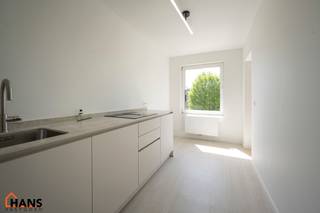 Dit verzorgd appartement op de eerste verdieping combineert een rustige ligging met een vlotte bereikbaarheid. Het appartement werd recent gerenoveerd en omvat een inkomhal met vestiairekast, een apart gastentoilet, een ingerichte badkamer, een aangename leefruimte en een volledig geïnstalleerde keuken. Daarnaast zijn er twee ruime slaapkamers aanwezig, waarvan één toegang geeft tot het terras over de volledige breedte van het appartement.<br /><br />De combinatie van comfort, lichtinval en kwalitatieve afwerking maakt dit appartement bijzonder aantrekkelijk voor zowel eigen gebruik als verhuur.<br /><br />Er bestaat bovendien de mogelijkheid om een garagebox aan te kopen aan € 25.000. De aankoop hiervan is volledig vrijblijvend en niet verplicht.<br /><br />De gemeenschappelijke kosten zijn momenteel nog niet definitief vastgelegd, maar zullen naar verwachting beperkt blijven tot enkel de kosten van de minuterie (verlichting gemeenschappelijke hal) en de blokpolis. Deze worden voorlopig geraamd op ongeveer € 20 per maand.<br /><br />Extra troeven:<br /><br />Recent gerenoveerd appartement;<br />Ruim terras over de volledige breedte;<br />Mogelijkheid tot aankoop garagebox;<br />Lage vermoedelijke gemeenschappelijke kosten;<br />Individuele nutsvoorzieningen;<br />Gunstig EPC;<br />Centrale en rustige ligging.<br /><br />De beschikbare documenten kan u terugvinden via de downloads op onze website.<br />Voor meer informatie kan u terecht op www.hansvastgoed.com of contact opnemen via info@hansvastgoed.com of +32 3 366 05 30.