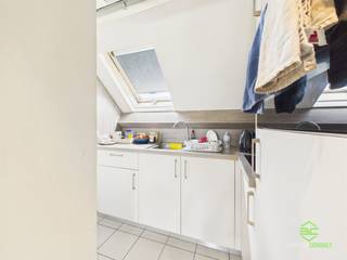<p><span>Te midden in het centrum van Sint-Truiden vinden we dit dakappartement op de derde verdieping in een kleine residentie.</span></p><p><span>Horeca, handelszaken, scholen, vrijetijdsmogelijkheden, … liggen allemaal op wandelafstand. </span></p><p><span>Eveneens is het treinstation te voet zeer gemakkelijk te bereiken en biedt ze een vlotte verbinding richting Hasselt, Leuven en Brussel. </span></p><p><span> </span></p><p><span>Het gebouw werd midden jaren ’90 volledig gestript en heropgebouwd. In de aankomende zomer zal er nog een volledig nieuw dak geplaatst worden waardoor er geen grote toekomstige investeringen meer nodig zullen zijn. Het gebouw beschikt niet over een lift waardoor de gemeenschappelijke kosten ook gevoelig lager zijn. </span></p><p><span> </span></p><p><span>Betreden doen we het appartement in de leefruimte waar een compacte keukenhoek is voorzien met aangrenzende berging. Het zitgedeelte omvat een woonkamer aan de voorzijde en een centrale eetkamer. Ook de badkamer met douche, lavabo, toilet en aansluiting voor de wasmachine is hier terug te vinden. De slaapkamer ligt op de mezzanine en is bereikbaar via de trap in de woonkamer. </span></p><p><span> </span></p><p><span>Het appartement is al verhuurd sinds augustus 2021, waardoor u onmiddellijk kan genieten van de huuropbrengsten.</span></p><p><span> </span></p><p><span>Pluspunten:</span></p><p><span>- ligging in het centrum</span></p><p><span>- kleine residentie</span></p><p><span>- verwarming dmv lucht/lucht warmtepomp</span></p><p><span> </span></p><p><span>De vermelde bewoonbare oppervlakte is de netto-oppervlakte van de appartement.</span></p>