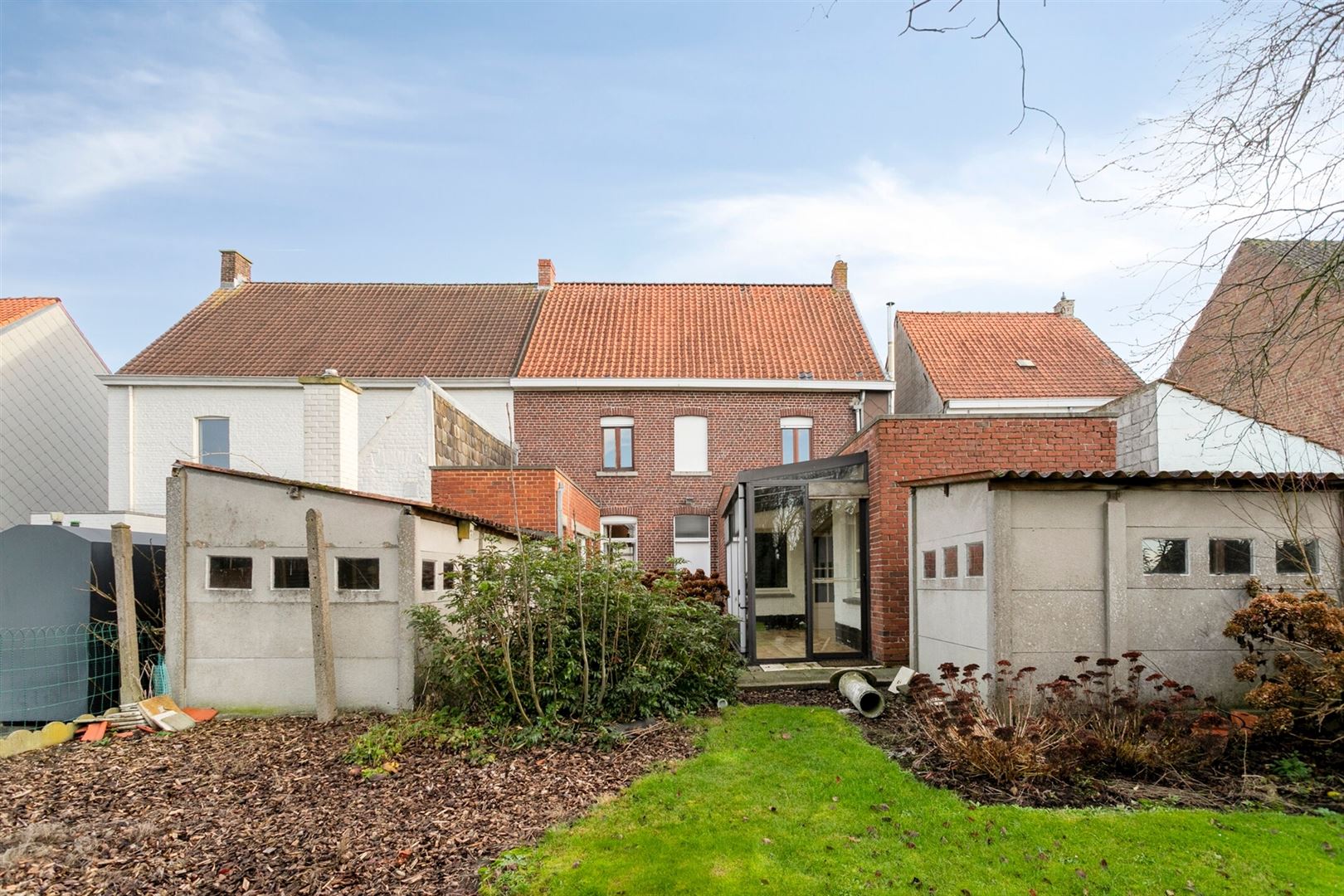 2 te renoveren woningen met tuin, uitweg en garages - foto 2