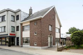 <p>Bent u op zoek naar een instapklare woning met tuin op een rustige locatie in Erembodegem (Aalst)? Deze halfopen bebouwing beschikt over een gezellige tuin, garage en ruime oprit. Dankzij de ligging in de Hekelgemstraat woont u rustig, terwijl zowel het centrum van Aalst als Affligem vlakbij liggen. Ook scholen, winkels en openbaar vervoer zijn vlot bereikbaar.<span></span></p>
<p>Het Kluizenbos ligt op slechts enkele minuten wandelen en is een mooie extra troef voor wandel- en sportliefhebbers.</p>
<p>Een ideale woning voor koppels of gezinnen die op zoek zijn naar charme, gezelligheid en een aangename woonomgeving.</p>
<span>Indeling<br /></span><br />We komen binnen in de lichtrijke inkomhal dewelke ons naar de gezellige woonkamer begeleidt. Naast de woonkamer vinden we de ruime eetkamer met prachtige sierhaard. We lopen verder naar de keuken en de achterliggende veranda met berging en toilet. Vanuit de veranda heb je zicht op het terras en de goed onderhouden gezellige, zuidgeoriënteerde tuin. Ideaal om helemaal tot rust te komen! <br /><br />Op het eerste verdiep vinden we 2 ruime kamers en een vernieuwde badkamer met inloopdouche, ligbad en toilet.<br />De badkamer werd volledig vernieuwd in 2023.<br /><br />De zolderverdiep (40m²) geeft de mogelijkheid om nog 1 à 2 extra kamers te voorzien. <br /><br /><span>Extra troeven:</span> gunstig EPC - Nieuwe verwarmingketel - elektriciteit conform - rustige omgeving <br />
<p><span>Interesse? Contacteer ons vandaag nog voor een bezoek ter plaatse!</span></p>
<p>info@impromove.be - 02 887 80 56</p>