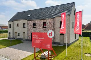 Zoek jij een energiezuinige nieuwbouwwoning in Wielsbeke? Bekijk dan even deze ruime halfopen bebouwing in hedendaags landelijke stijl. De woning maakt deel uit van ons nieuwbouwproject in aan de Heirweg, een rustige maar centrale woonlocatie dicht bij alle voorzieningen. <br /><br />Het is een energie-efficiënte woning (E-peil 11) uitgerust met een geothermische warmtepomp, vloerverwarming, ventilatie met warmterecuperatie en zonnepanelen.<br /><br />Deze ruime gezinswoning met 193 m² woonruimte heeft een optimale indeling met o.m. een lichtrijke leefruimte, ingerichte eilandkeuken en badkamer, mooie omheinde tuin met gezellig terras, 4 slaapkamers, veel berging én een garage. <br /><br /><span>Danneels werkt jouw nieuwe woning sleutel-op-de-deur voor je af, incl. terras, oprit en tuinomheining, voor een vaste prijs en tegen een afgesproken einddatum.</span><br /><br /><span>Jij kiest de keuken- en badkamerinrichting, vloer- en wandtegels bij onze partners. Onze klantenbegeleider staat voor je klaar met advies op maat. </span><br />