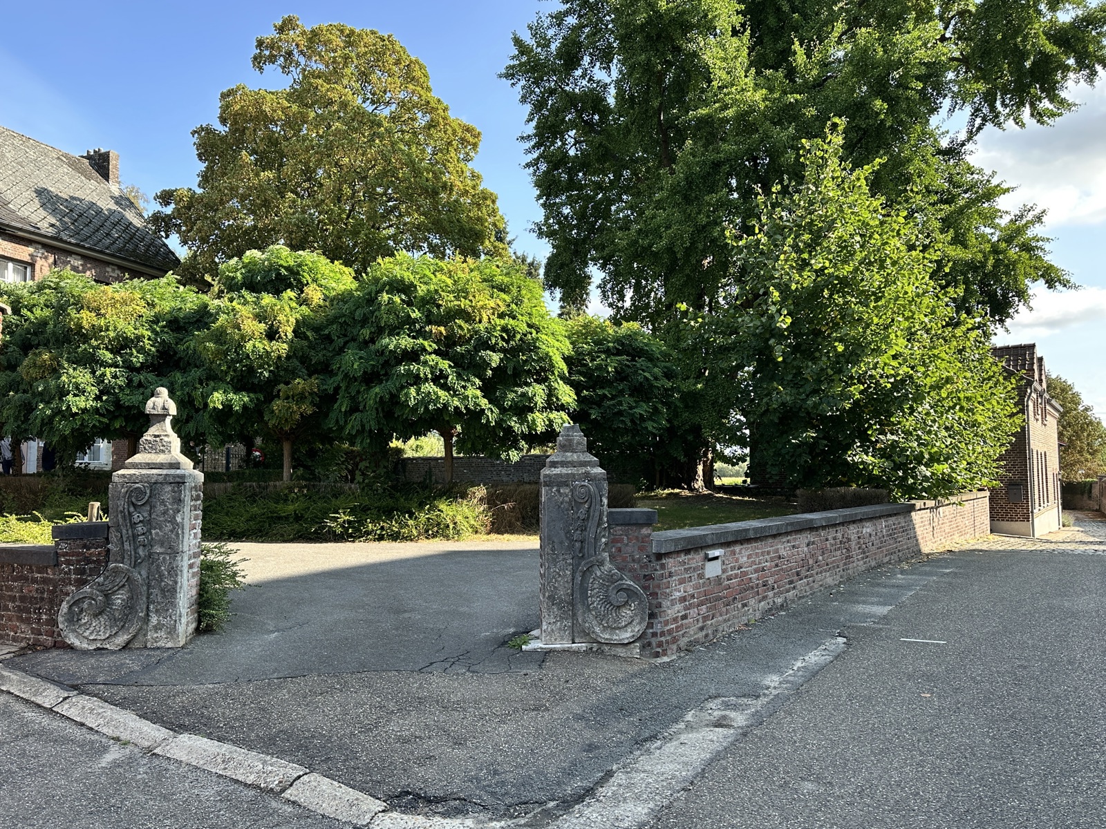 In de schaduw van de kerktoren bevindt zich deze mooie historische idyllische unieke pastorie. - foto 4