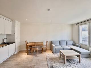 Wilt u wonen in het historisch gedeelde van onze prachtige Stad Antwerpen? <br />Dan is dit appartement echt iets voor u! <br /><br />Een leuk, lichtrijk appartement met 1 slaapkamer. Gelegen nabij de Meir, Groenplaats, openbaar vervoer, winkels, restaurants en nog veel meer!<br /><br />Het appartement, gelegen op de 4de verdieping beschikt over een mooie leefruimte met open geïnstalleerde keuken. Verder vindt u een gezellige slaapkamer met ligbad en aansluitend de badkamer.<br /><br />Via de trap naar boven bereikt u de lichtrijke slaapruimte.<br /><br />Huurprijs €995-/maand + gemeenschappelijke provisie kosten €150,-/ maand.<br /><br />Nutsvoorzieningen zijn individueel. <br /><br />Onmiddellijk beschikbaar!<br /><br />Maak snel een afspraak voor een bezoek ter plaatse!<br />U kan ons contacteren op 03 203 02 02 of immo@sidimex.be