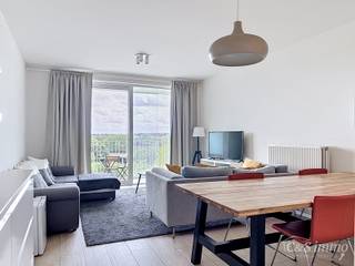 Dit energiezuinig appartement bevindt zich in een recent gebouw (2018) nabij de Slachthuissite. U betreedt het appartement via de inkomhal (ca.7 m²) met voldoende kastruimte en apart toilet. Lichtrijke woonkamer op keramische parket met een open keuken. De keuken is volledig voorzien van alle toestellen: kookplaat, oven/micro, vaatwasser, koelkast en een dampkap. De woonkamer heeft aansluitend een terras (ca.11m²) met open uitzicht, waar u kan genieten van de middagzon. Twee slaapkamers voorzien van 12m² &amp; 8m² op keramisch parket waarvan de kleinste toegang biedt tot het tweede terras (ca.2m²). De badkamer is voorzien van een bad/douche combi met dubbele lavabo. Er is een berging aanwezig met aansluiting voor wasmachine en droogkast. <br />Het appartement heeft een EPC A, wat bijzonder energiezuinig is. Dat maakt dat het gebouw goed geïsoleerd is, beschikt over een efficiënt verwarmingssysteem, wat zorgt voor lage energiekosten. <br />Autostaanplaats aan te kopen aan 26.000 euro. Gebouw met lage onkosten.<br />U geniet van een mooi rendement van 5% dankzij de verhuurprijs aan 1350 euro+ kosten. <br />Privatieve verwarming op gas. Aparte meters. Privatieve kelderberging. Gemeenschappelijke fietsenberging. Lift aanwezig. P-score: D. G-score: C.