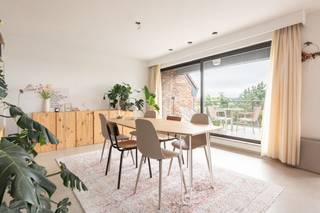 <p><b>Licht 3-sk. app. met terras & autostaanplaats aan Vaart</b></p>
<p><span> </span></p>
<p><span>Gelegen aan de Leuvense vaart, in een rustige omgeving en met een prachtig zicht op het water vind je dit lichtrijk drieslaapkamerappartement. </span></p>
<p><span> </span></p>
<p><span>Indeling :</span></p>
<p><span> </span></p>
<p><span>Via de lift bereik je het appartement op de 3de verdieping. De inkomhal geeft je onmiddellijk toegang tot de indrukwekkende eet- en leefruimte die een prachtig uitzicht biedt over het water. Vanuit de living kan je via één van de grote raampartijen naar het ruime terras voorzien van zonnewering. </span></p>
<p><span>De keuken is volledig voorzien van alle comfort en geeft meteen toegang tot de leefruimte. </span></p>
<p><span>Aan de achterzijde bevinden zich de 3 slaapkamers, allen voorzien van kwalitatieve laminaatvloer. De masterbedroom beschikt tevens over een aparte kamer die dienst kan doen als dressing en een tweede terras dat een prachtig uitzicht biedt over de skyline van Mechelen en de gemeenschappelijke tuin.</span></p>
<p><span>Voorts beschikt het appartement over een ruime badkamer met zowel een ligbad als een douche. Ten slotte beschikt het appartement over een zeer ruime staanplaats met aansluitende bergruimte. Ten slotte beschikt het appartement over een zeer ruime staanplaats met aansluitende bergruimte.</span></p>
<p><span> </span></p>
<p><span>Extra troeven: </span></p>
<ul>
<li><span>airco in de leefruimte</span></li>
<li><span>tal van bergruimtes in het appartement</span></li>
<li><span>ruime staanplaats en berging in de kelder</span></li>
<li><span>uitzicht op het water</span></li>
<li><span> nieuwe badkamer op komst </span><span></span><span></span><span></span></li>
</ul>
<br />
<p><span>Basis huurprijs: 1350 EUR/maand (inclusief staanplaats)<br />Gemeenschappelijke lasten: 150 EUR/maand<br /><br /></span></p>
<p><span>Kortom het appartement is ideaal voor mensen die van ruimte en gezelligheid houden en dichtbij het centrum willen vertoeven.</span></p>
<p><span> </span></p>
<p></p>